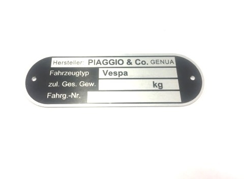 Αλουμινένιο ταμπελάκι"PIAGGIO&CO. Genova", για αριθμό πλαισίου και άλλα τεχνικά χαρακτηριστικά για Γερμανικά & Ιταλικά μοντέλα Vespa. Διαστάσεις 80x25x0,6mm.