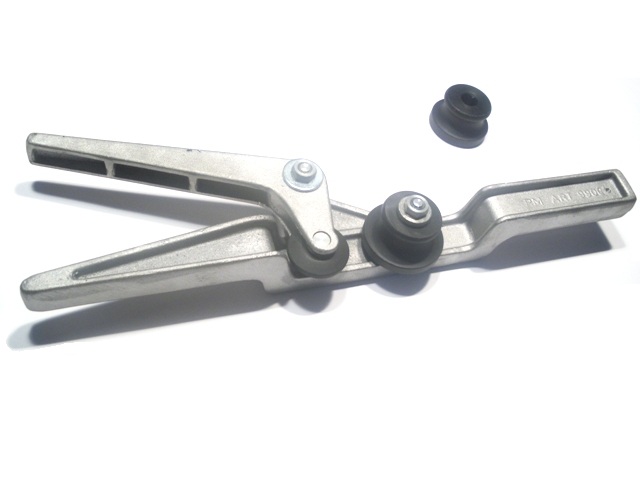 Tool for fitting the alluminium legshiled trim Vespa