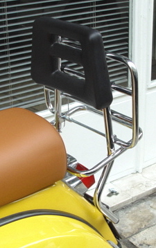 Σχάρα πίσω ανακλινόμενη με πλάτη για Vespa PE-PX. Χρώμιο