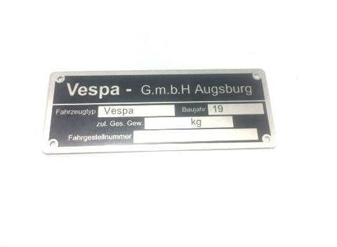 Αλουμινένιο ταμπελάκι για αριθμό πλαισίου και άλλα τεχνικά χαρακτηριστικά για Γερμανικά μοντέλα Vespa 1958-1961. Μπορεί να τοποθετηθεί σε οποιαδήποτε Vespa. Διαστάσεις 80x30x0,5mm.