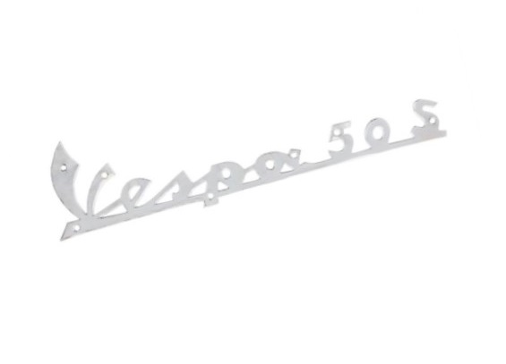 Σήμα ποδιάς "Vespa 50S" χρώμιο με διαστάσεις 148x40mm. Ταιριάζει σε VSPA 50S με αρ. πλαισίου V5SA1 -> 57177. Για την τοποθέτηση του χρειάζονται με κωδ. 04565