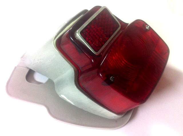 Rear Classic light (alluminium)for Vespa 50-Primavera. Including the grey rubber and the bubbles .
